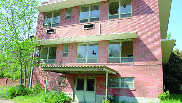 Photo by Aaron Paden / The building that once held King’s Daughters Hospital is currently abandoned. Despite attempts by the city, the owner Railroad Investments LP has left the building to fall into disrepair.