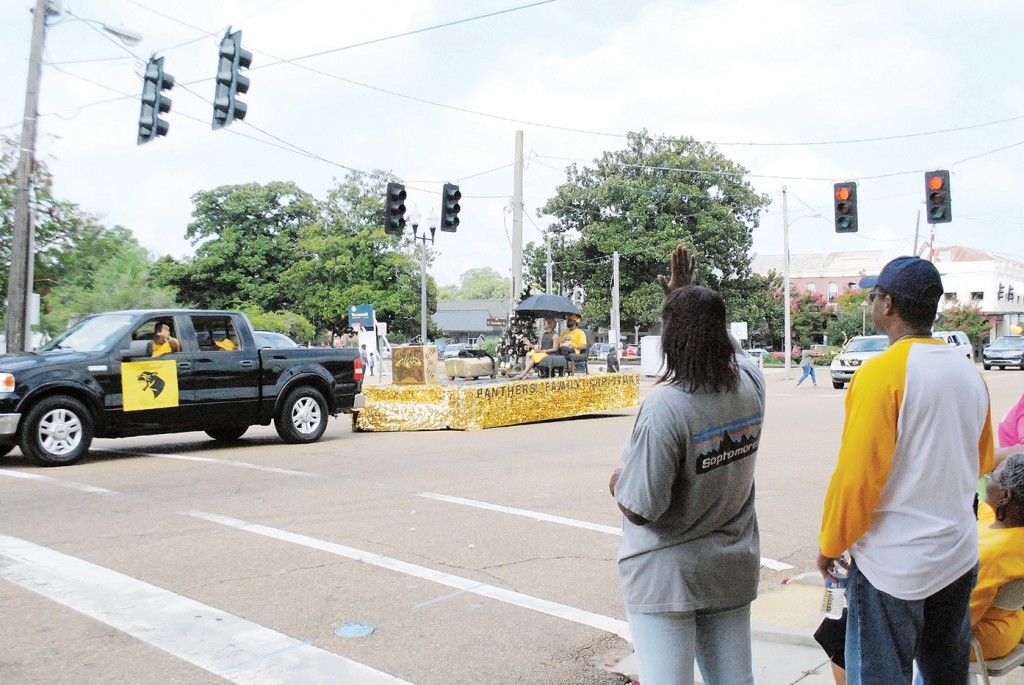 Photo by Aaron Paden Brookhaven residents gathered downtown Saturday morning to watch as a parade passed by for the 2016 Alexander High School reunion.