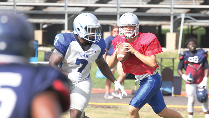 Photo courtesy of Co-Lin media relations/No. 7 Ladarius Galloway and quarterback (No. 4) Dominic DeLira run a play during practice.