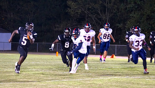 Photo by Jana Harp\Senior Charl’Tez Nunnery makes a run for it while being pursued by Richland defenders in Friday’s game.