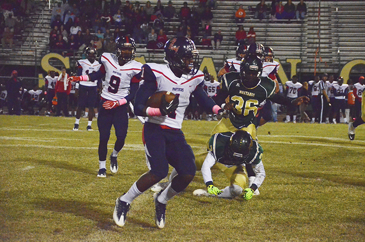 Photo by Josh Nichols, Laurel Leader-Call\Damarrell Leggett looks to run upfield after evading Mustang defenders.