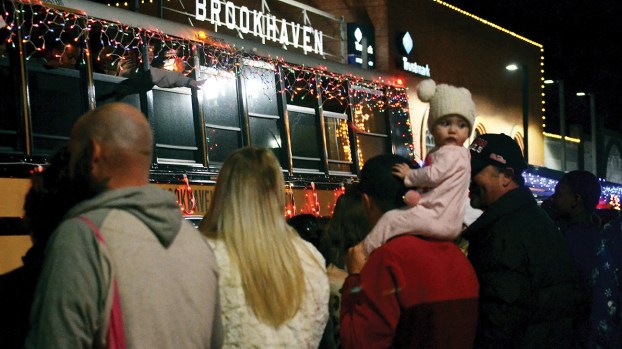 Newhebron Christmas Parade 2022 Santa Claus Came To Town Thursday - Daily Leader | Daily Leader